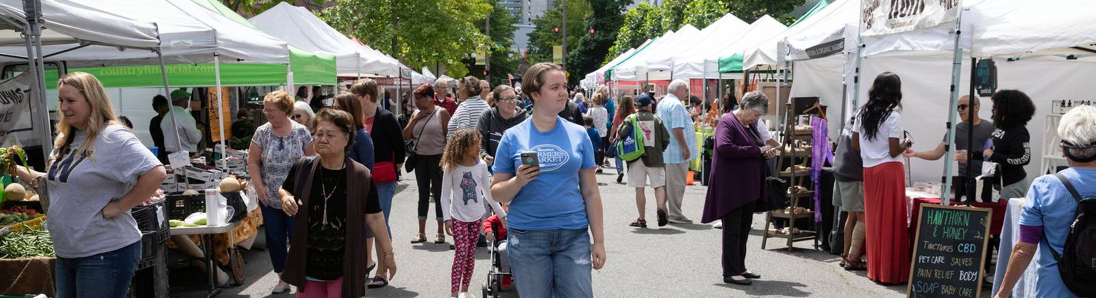 Claire Stephens '21 visits the local Farmer's Market as part of her RISE internship.