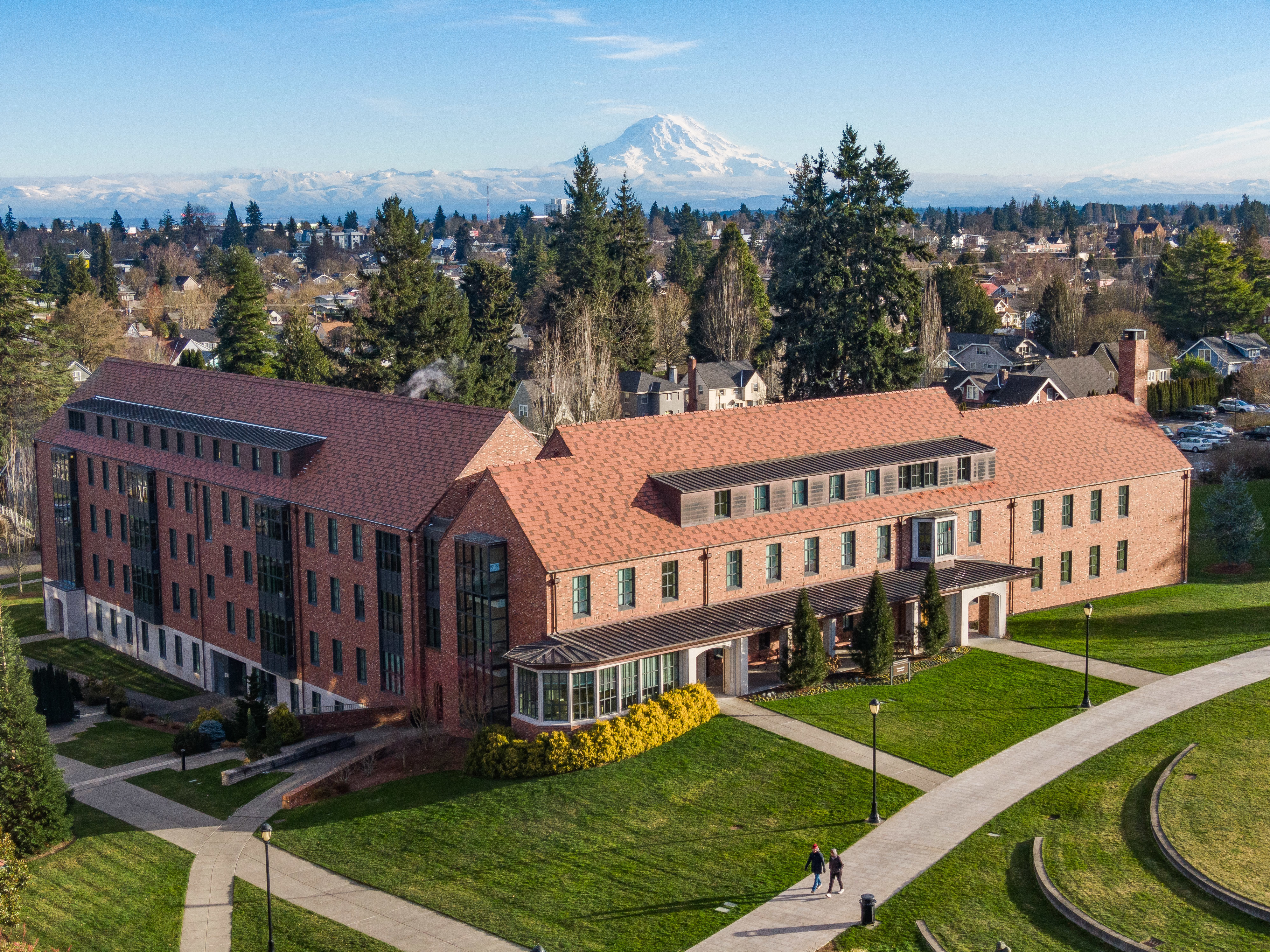 The University of Puget Sound campus sits in front of Mt Rainer. 
