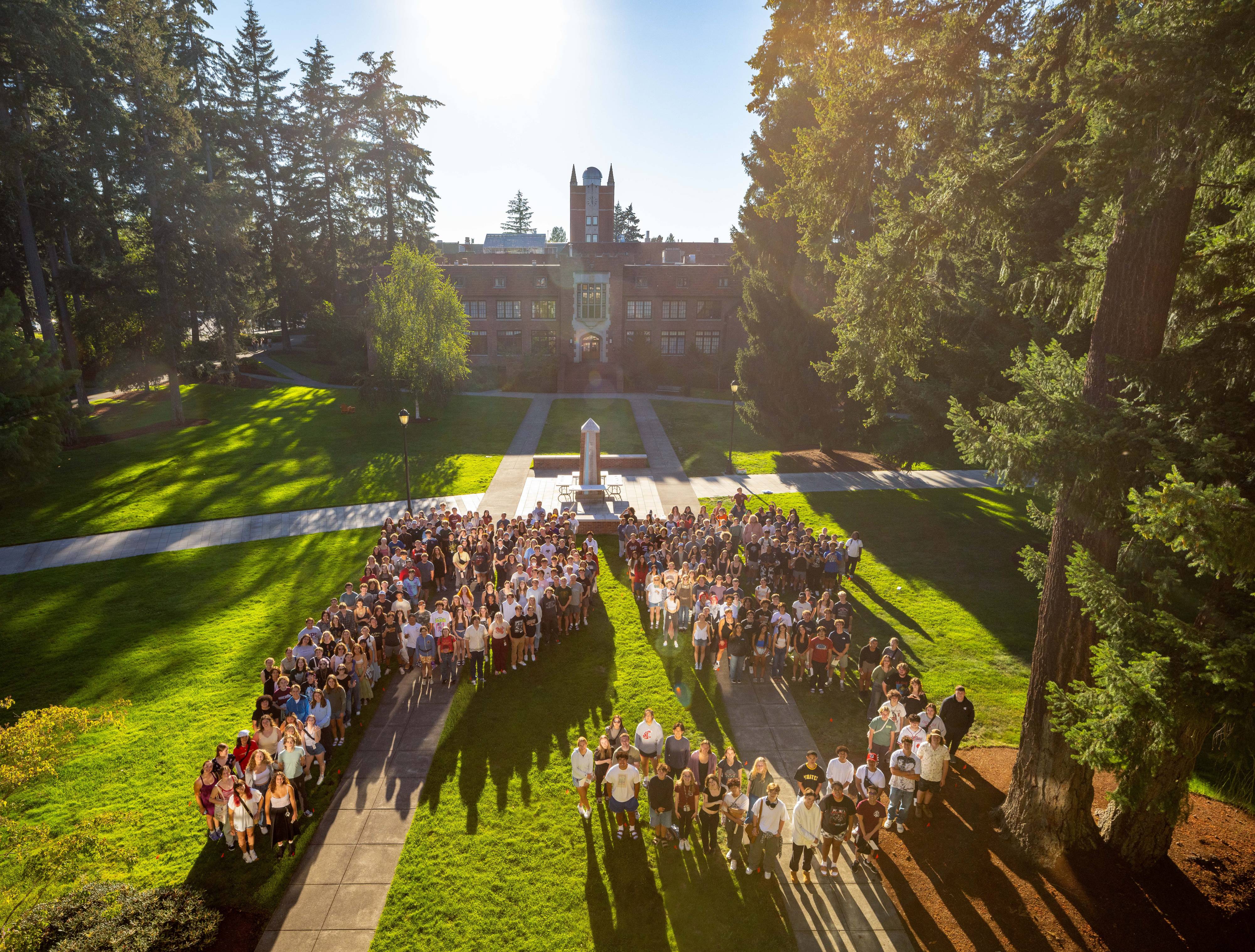 Group photo of incoming students on Karlen Quad forming a PS