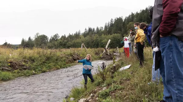 Salmon biologist Kristin Williamson ’02 talked to students about efforts to restore salmon habitat in the South Prairie Creek floodplain.