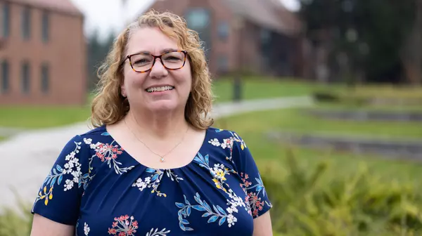 Portrait photo of Lisa Garrett