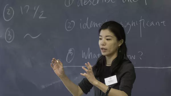 Prof. Mengjun Li of Asian Studies teaching