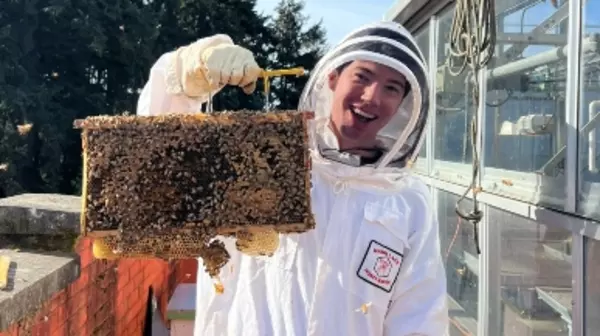 Ben Keri holding up a honeycomb