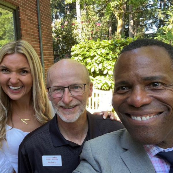 President Crawford takes a selfie with alumni visiting campus during Summer Reunion Weekend.