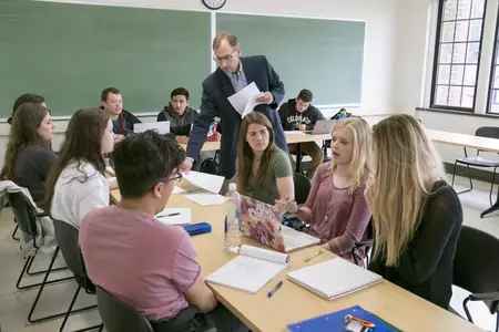 Professor Alan Krause leads a Business & Leadership class.